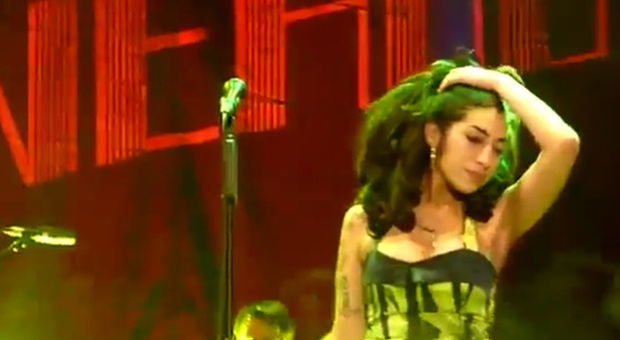 Amy Winehouse, asta da record per l'abito dell'ultimo concerto: ecco a quanto è stato venduto