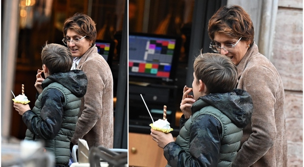 Bongiorno come Meloni, mamme al potere: coccole e gelato con il figlio in centro a Roma FOTO