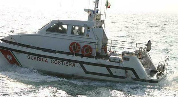 Barca affonda nel golfo di Trieste: morto il papà, il figlio è disperso