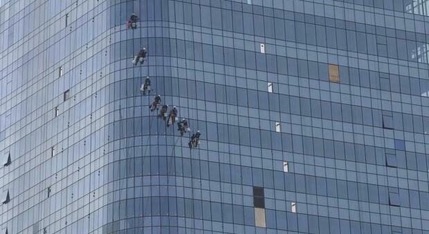 Thailand cuts the safety rope and leaves two workers suspended on the 26th floor of a skyscraper