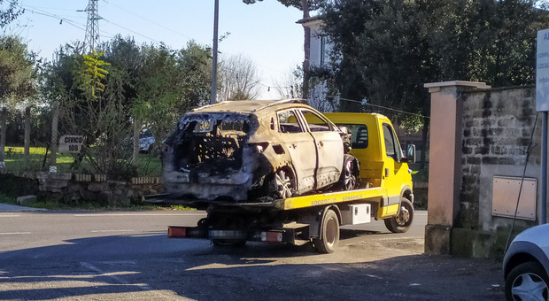 Maxi-incendio nella notte, a fuoco 50 auto: scoppia l'inferno in un'autocarrozzeria