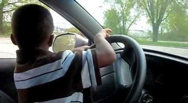 Bimbo di 12 anni prova ad attraversare l'Australia in auto, fermato dalla polizia dopo 1300 km