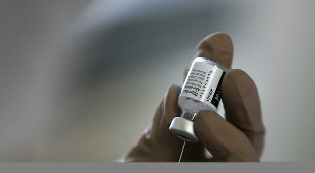 Terza dose vaccino Pfizer, i primi dati da Israele: «Ecco quali sono gli effetti collaterali»