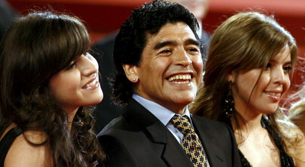 Tutte le donne di Maradona: la moglie Claudia, le figlie, le madri dei figli e quel flirt con Heather Parisi