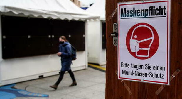 Covid in Germania, lockdown per i no-vax. Merkel: «Obbligo di vaccino all'esame del Parlamento»