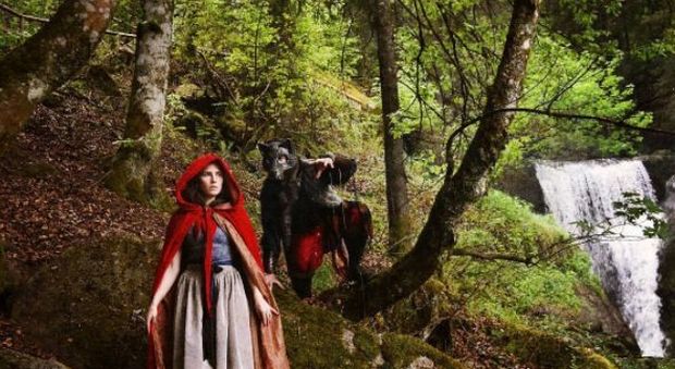 Amanda Knox su Instagram: è Cappuccetto Rosso nella Foresta Nera
