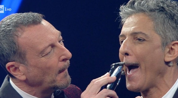 Sanremo 2021, il Var della terza serata: Amadeus taglia i baffi a Fiorello. Meno male che non sbuca Bobo Vieri
