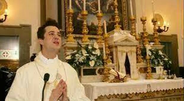 Prato, i fedeli denunciano il prete arrestato per spaccio: «Rivogliamo i soldi delle offerte»