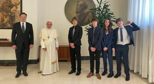 Elon Musk, l'incontro privato con Papa Francesco insieme ai quattro figli. Di cosa hanno parlato