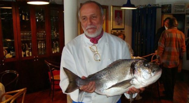 Luciano Zazzeri, lo chef stellato morto suicida: «Un colpo di fucile, era depresso da tempo». Oggi i funerali