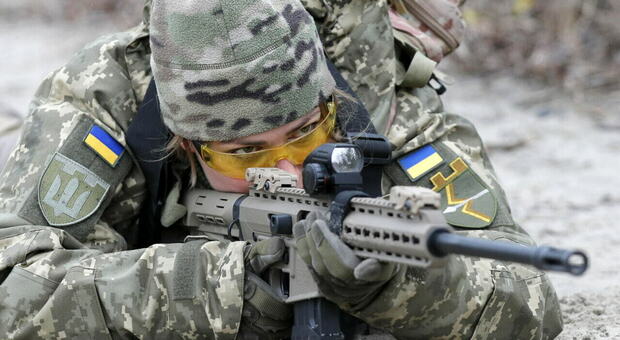 Ucraina, le donne si armano e avvertono Putin: «Hai ucciso i nostri figli, ora pagherai»