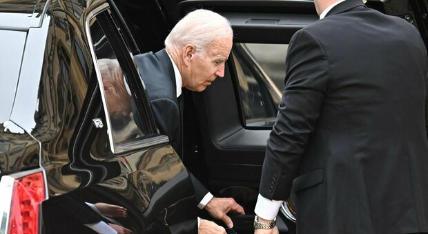 Funerali Regina, lo scivolone di Biden: gli altri sul bus, lui in Limousine. E resta bloccato nel traffico
