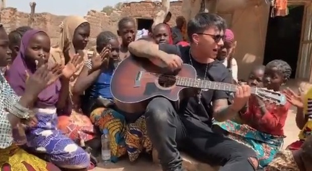 Ultimo in Mali, il video dove canta in mezzo ai bimbi commuove il web