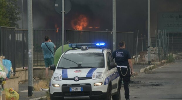 Incendi a Roma, anche il traffico ko: strade chiuse, caos sul Gra. Monitorato il traffico aereo