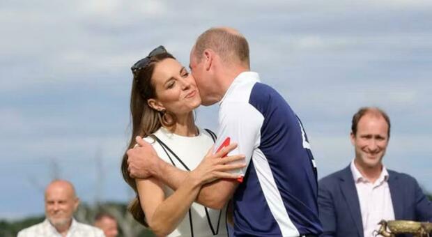 William e Kate, la rara manifestazione d'affetto in pubblico: alla partita di polo scatta il bacio