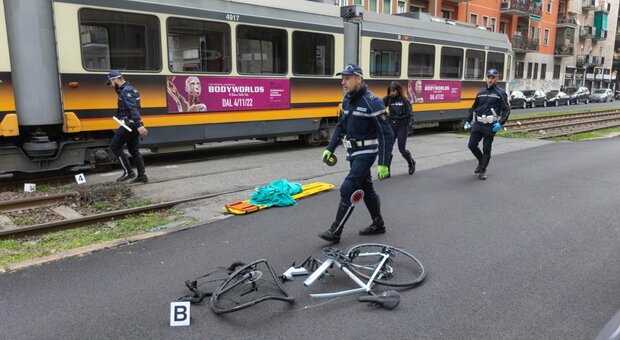 Milano, Luca travolto e ucciso a 14 anni dal tram mentre va a scuola in bici. Indagato il conducente Atm per omicidio colposo stradale