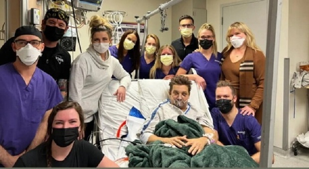 Jeremy Renner, compleanno in ospedale per la star di Avengers. La foto attaccato all'ossigeno