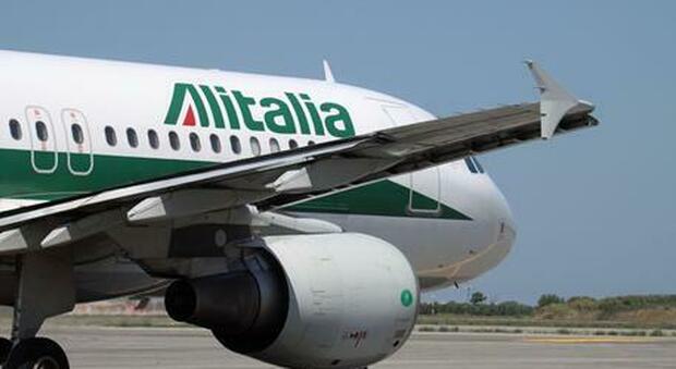 Alitalia, la compagnia consiglia ai passeggeri di «portare solo il bagaglio a mano»