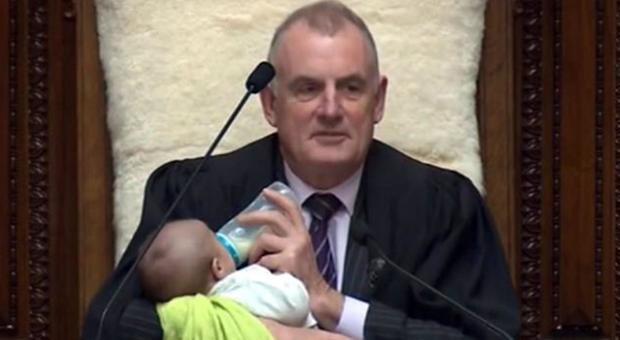 Un bebè in Parlamento: lo speaker lo allatta col biberon. La scena tenerissima, ecco dov'è accaduto