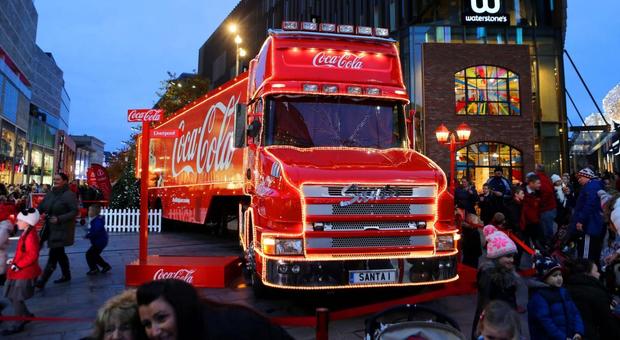 Coca Cola Christmas truck tour, le proteste dei salutisti "guastano" le feste: il camion accorcia il giro