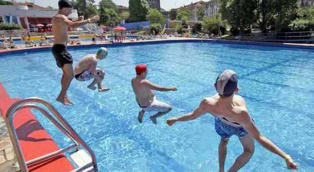A Milano esplode l'estate: assalto alle piscine comunali