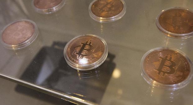 Bitcoin crolla del 15%, criptovalute in caduta libera. La Sec valuta nuove regole