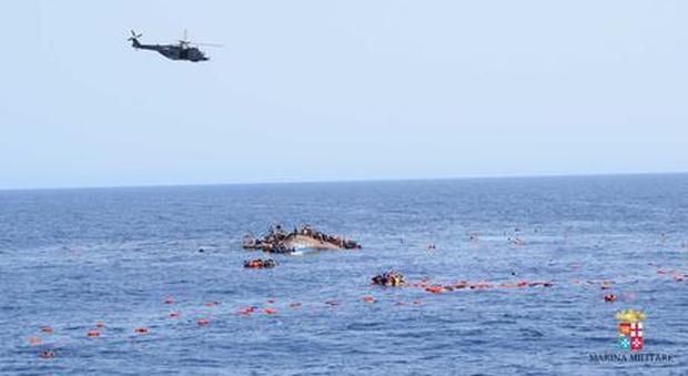 Migranti, gommone affonda al largo della Libia: almeno 100 dispersi