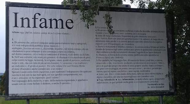 «Infame»: manifesto da 18 mq in città per mandare a quel paese il vicino
