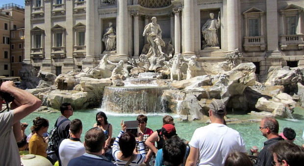 Filmava con il telefonino sotto le gonne delle turiste a Fontana di Trevi