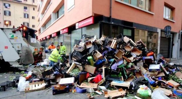 Livorno, caos rifiuti: i lavoratori di Aamps puliscono l'area del mercato per i cittadini