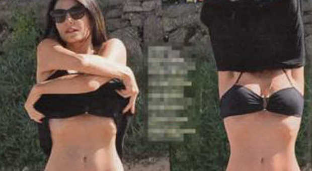 Ilaria D'Amico, prova costume superata: supersexy al mare in bikini nero