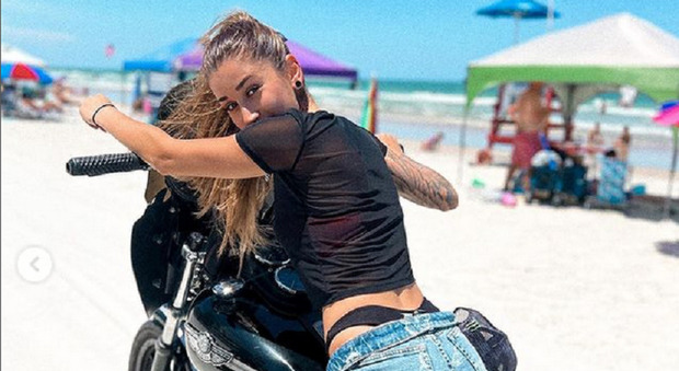Sara Aydin, la sexy motociclista-influencer scatena le polemiche in Sardegna: ecco chi è