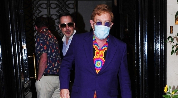 Elton John, paura per il cantante vittima di un incidente: «Devo operarmi»