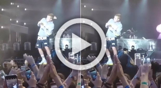 Justin Bieber non canta 'Despacito': fan delusi, vola una bottiglia sul palco -Guarda