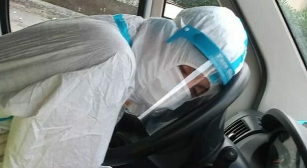 Coronavirus, infermiera si addormenta sul volante dell'ambulanza e la foto fa il giro del web: «Non siamo eroi»