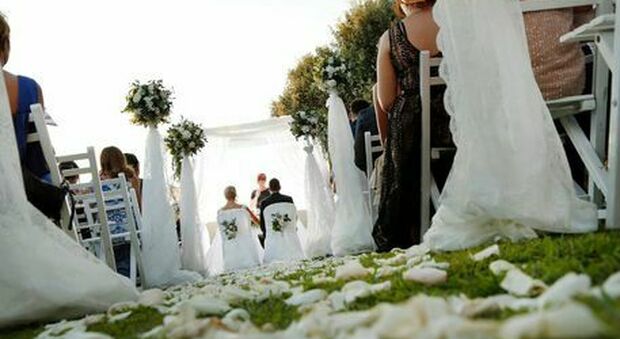 Covid, nuove regole per matrimoni e cerimonie dopo il 26 aprile: cosa cambia