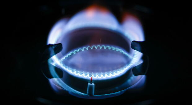 Caro bollette, il gas aumenta del 13,7% a novembre: «Stangata da 358 euro a famiglia»
