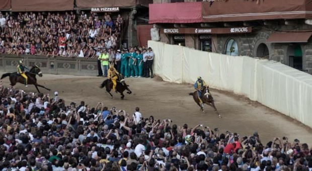 Palio di Siena torna dopo due anni: due Contrade escluse per infortunio dei cavalli