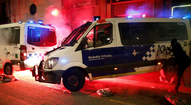 Scontri a Barcellona, sei italiani tra gli arrestati: una ragazza sospettata dell'incendio a un veicolo della polizia