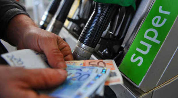 Carburanti, ancora aumenti e meno italiani fuori casa per Capodanno