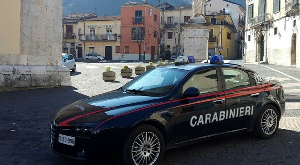 Bimbo di pochi mesi intrappolato in auto davanti alla mamma: salvato in extremis dai carabinieri