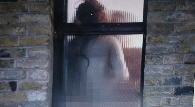 Sesso davanti alla finestra dell'hotel: il video con le scene hard diventa virale