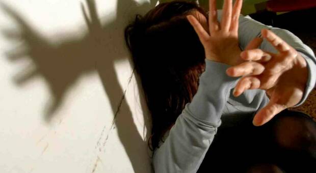 Roma choc, stupratori a 13 anni: l'incubo di una 15enne violentata in strada