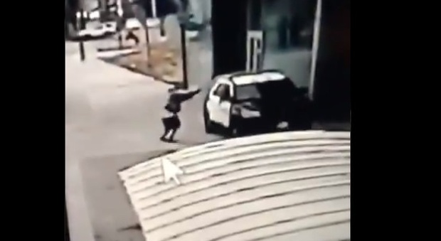 Si avvicina all'auto e spara: choc a Los Angeles, due sceriffi in fin di vita. Trump: «Animali» VIDEO