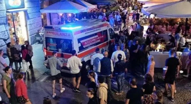 Ambulanza bloccata dalla movida. Residenti furiosi: «Non vogliamo morire se stiamo male»