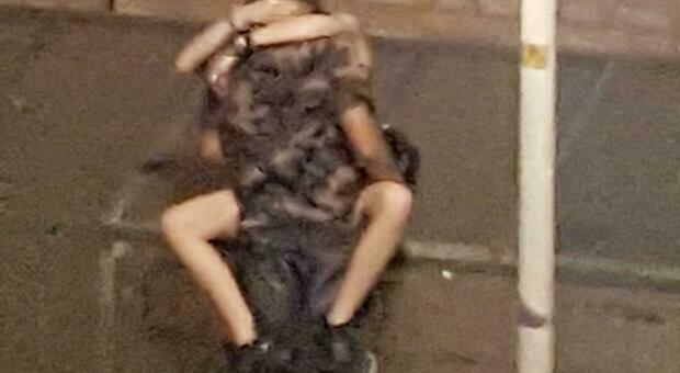 Sesso sfrenato in piazza: coppia di giovanissimi pizzicata sotto il lampione FOTO