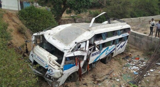 Il bus precipita in un burrone, 25 morti: stavano andando a un matrimonio
