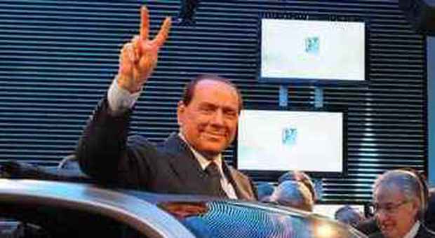 Berlusconi: «Meglio appassionati di belle ragazze che gay»