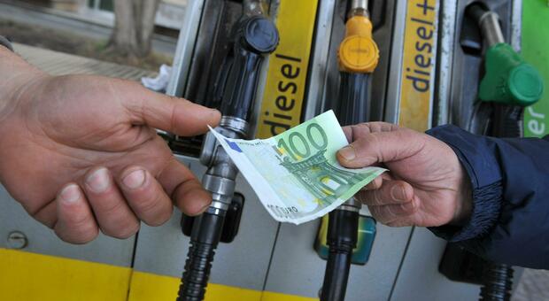 Benzina, prezzi alle stelle: verde a 1,6 euro, il massimo dal 2019. «Stangata da 267 euro l'anno»