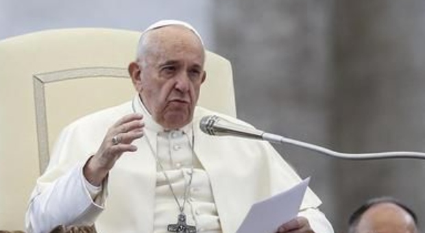 Il Papa: «L’omosessualità non è un crimine, certe leggi sono ingiuste: alcuni vescovi sbagliano»